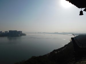 上海と浙江省・夕映えの西湖の写真　夕日と湖-11