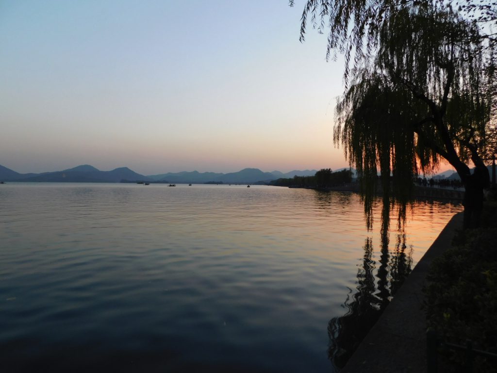 上海と浙江省・夕映えの西湖の写真　夕日と湖-2