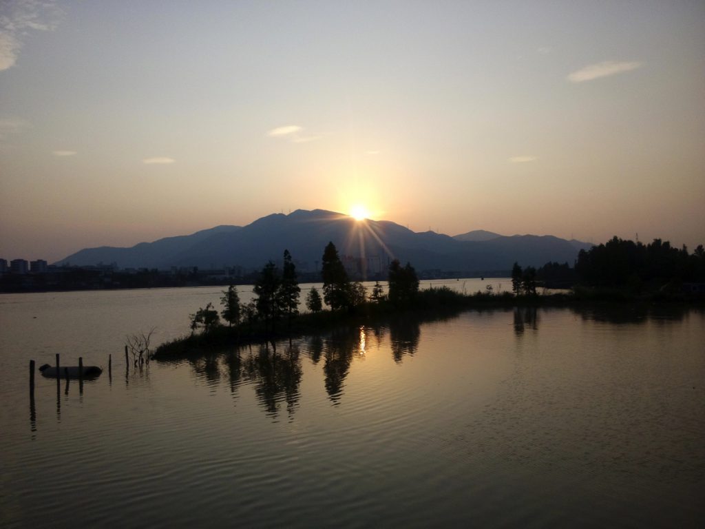 上海と浙江省・夕映えの西湖の写真　夕日と湖-3
