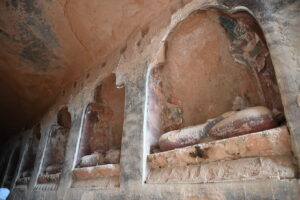 甘粛省・馬蹄寺／嘉峪関と明長城／敦煌郊外／鳴沙山月牙泉／敦煌莫高窟の写真　シルクロードの祈り-6