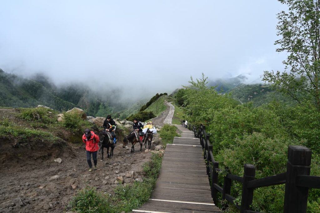 四川省・の写真　四姑娘山（スクニャン山）の渓谷を歩き中路蔵寨を訪ねる5-4