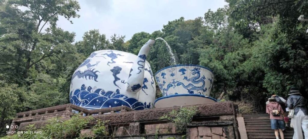 四川省・の写真 甲玉拉措と玉科草原からパンダとお茶の故郷へ6-1