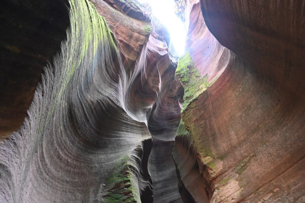 陝西省・甘泉大峡谷/延安の写真 岩と光の夢の回廊-1