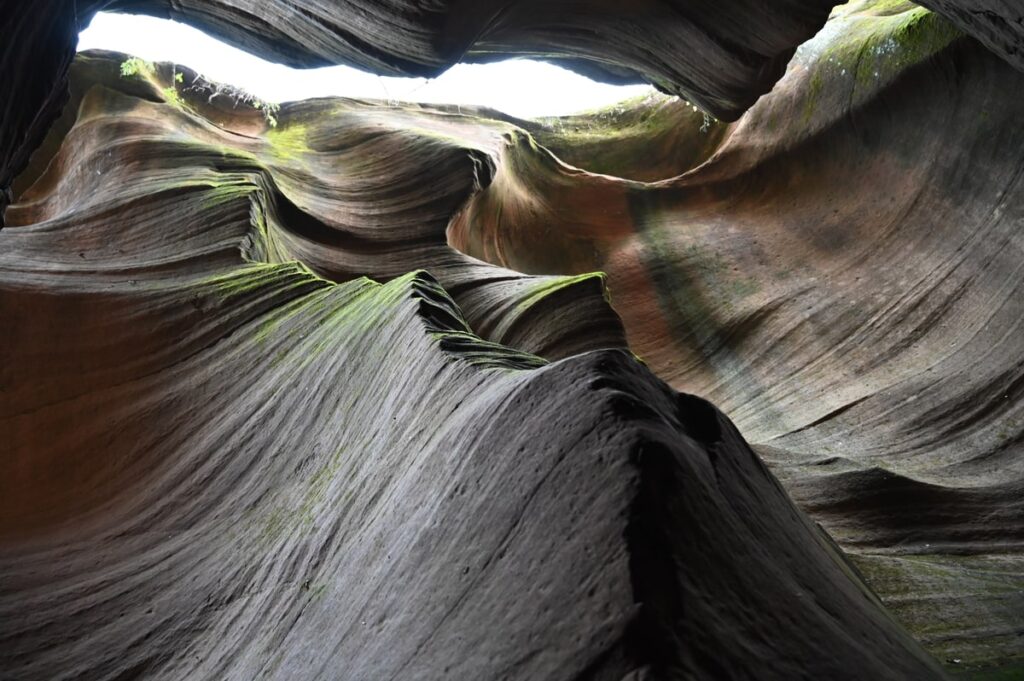 陝西省・甘泉大峡谷/延安の写真 岩と光の夢の回廊-2