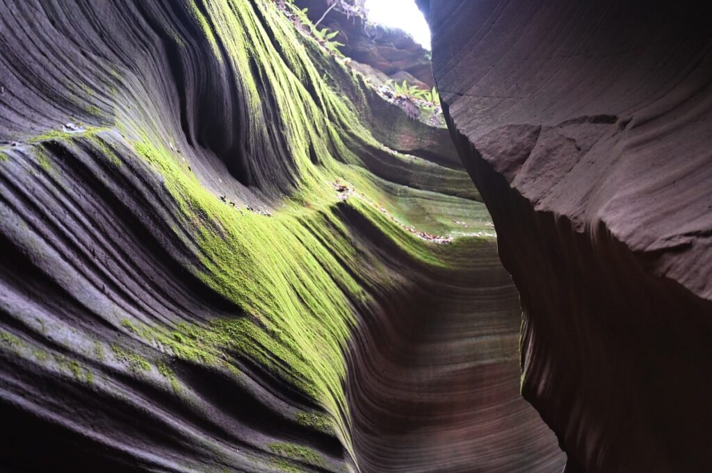 陝西省・の写真 岩と光の夢の回廊4-2