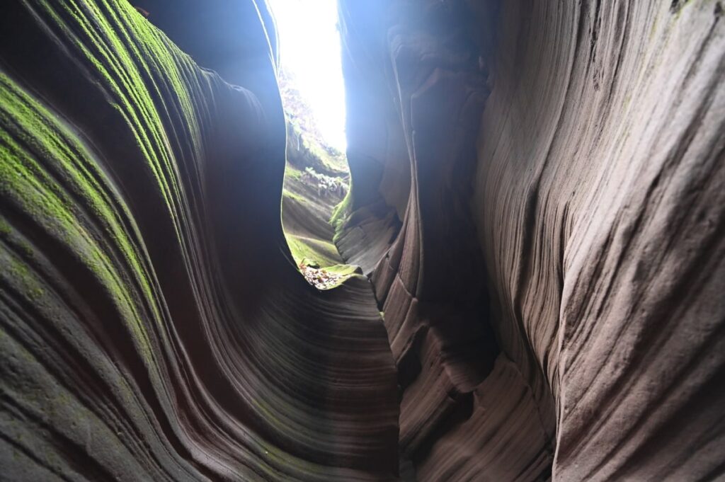 陝西省・の写真 岩と光の夢の回廊4-3